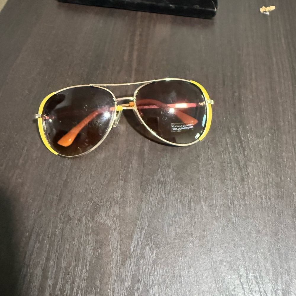 Stylish Aviator Sunglasses with Yellow Accents